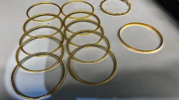 Neuwertiger Goldschmuck fiel Zollbeamten am Handgelenk einer Reisenden auf.