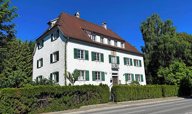 Das Schloss wurde 1795 von der Patrizierfamilie Roth von Schreckenstein erstellt und steht unter Denkmalschutz. 2021 haben es die ...
