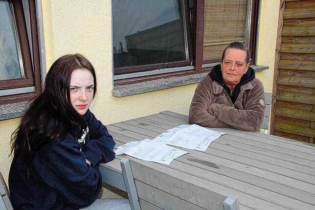 Bild 4: Drei Konstanzer Teenager warten gemeinsam vor dem Polizeirevier Radolfzell. Für diesen Verstoß gegen die Corona-Verordnung sollen sie nun jeweils 500 Euro Strafe zahlen