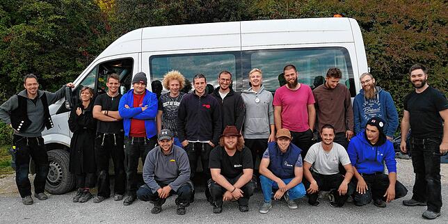 14 Schüler und eine Schülerin der Zimmerer-Klasse waren zusammen mit den Lehrern Mathias Hörburger (li.) und Simon Malkmus (r.) vor Ort. ...