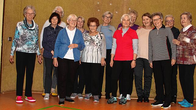 Fitte Frauen: Jeden Mittwoch turnen die Seniorinnen des TV Waldshut mit Übungsleiterin Angelika Brühl (4. von rechts) in der Halle der ...