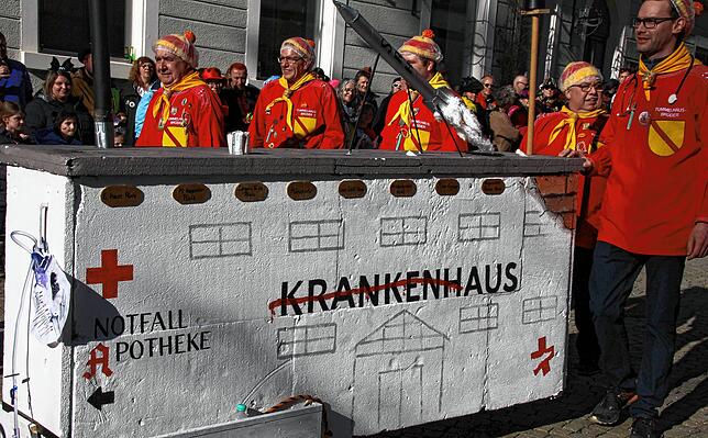 Die Tummelhausbrüder hatten den einzigen, wenn auch kleinen Fasnetswagen dabei, der das geschlossene Krankenhaus thematisierte.