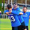 Jubel bei der SG Mettingen/Krenkingen: Simon Gantert (Nr. 33) lässt sich nach dem verwandelten Strafstoß zur Führung von Samuel Gantert, ...