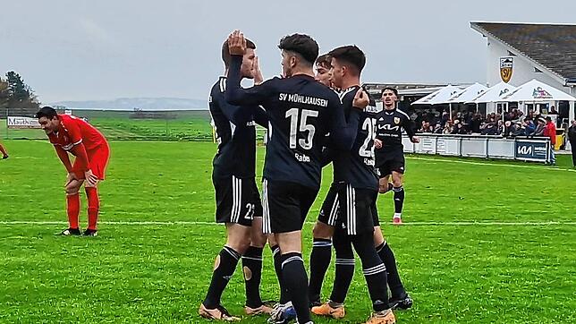 Der SV Mühlhausen jubelt beim 3:2-Erfolg gegen den FC Kluftern.