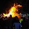 Das Mahnfeuer lodert hoch bei der Bauerndemo an der B33 zwischen Bad Dürrheim und Donaueschingen am Donnerstagabend, 11. Januar.