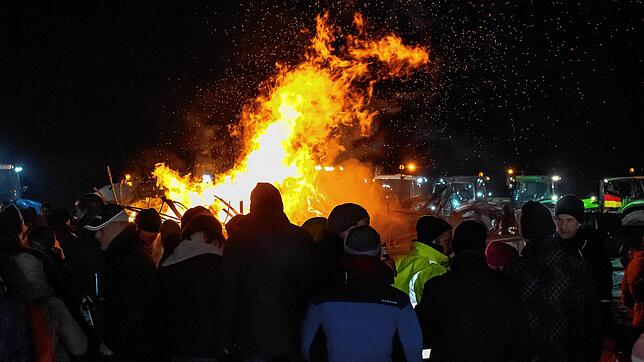 Das Mahnfeuer lodert hoch bei der Bauerndemo an der B33 zwischen Bad Dürrheim und Donaueschingen am Donnerstagabend, 11. Januar.