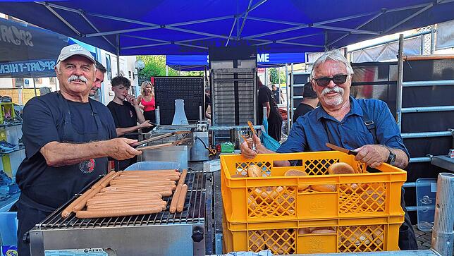Gur organisiert war das Catering des FC 08 Bad Säckingen. Mit dabei auch das „doppelte Lottchen“ Gustav (links) und Helmut Nowack.