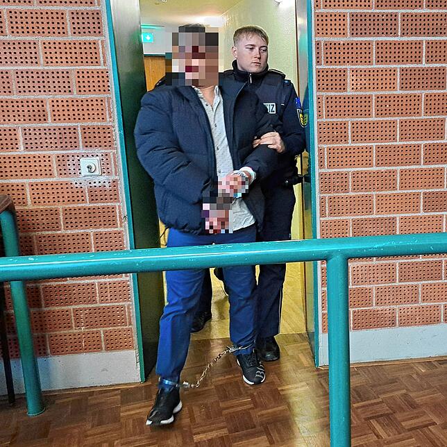 Der 35-jährige Angeklagte soll den Roller gefahren haben, von dem aus der 20-Jährige auf eine Menschenmenge geschossen haben soll. Auch ...