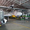 Blick in die Halle "Whisky" am Airport Friedrichshafen: Es scheint, als breite die Dornier Do-24 ATT (links) ihre schützende Tragfläche ...