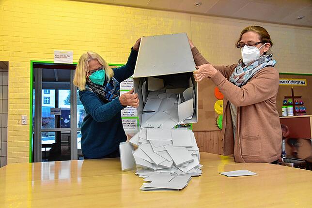 Marilene Herrmann (links) und Ingeborg Hackenjos schütten die Wahlurne mit den Stimmzetteln aus.