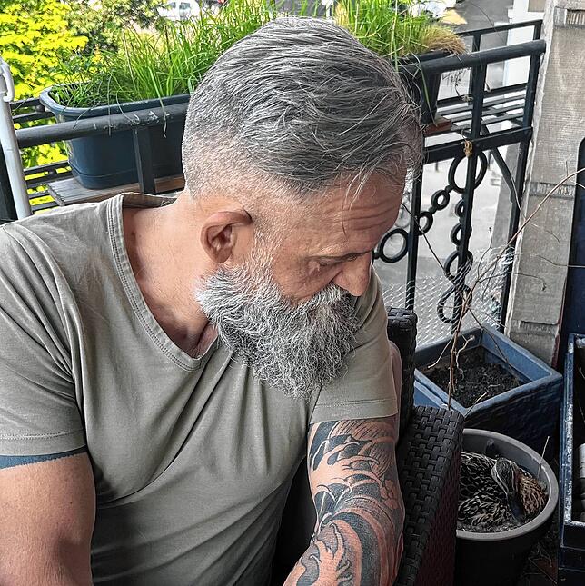 Prüfender Blick auf die tierische Mitbewohnerin: Peter Wüst sitzt Anfang Juni mit Ente Agathe auf seinem Balkon im Konstanzer Paradies.