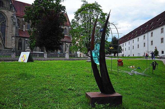 Auf dem Rasen vor der Schmiede stehen Denkers Kunstwerke. Hinten kleine Schiffchen, vorne die große Skulptur.