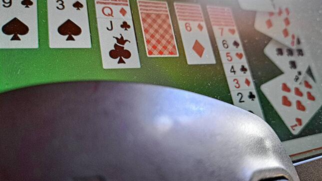 Auf einem Bildschirm wird, hier auf einem Symbolbild, ein Online-Spiel gespielt.