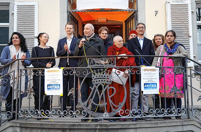 Insgesamt neun Mitglieder verschiedener Glaubensgemeinschaften treten vor der Menge auf.
