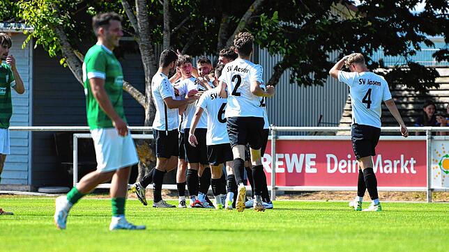 Der SV Aasen zelebriert seinen 1:0-Treffer. Am Ende gewinnen die Gastgeber hochverdient, aber etwas zu hoch mit 4:0 gegen den FC ...