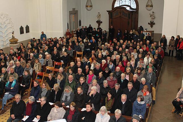 Mit über 400 Zuhörern waren die Kirchenbänke bis auf den letzten Platz besetzt.