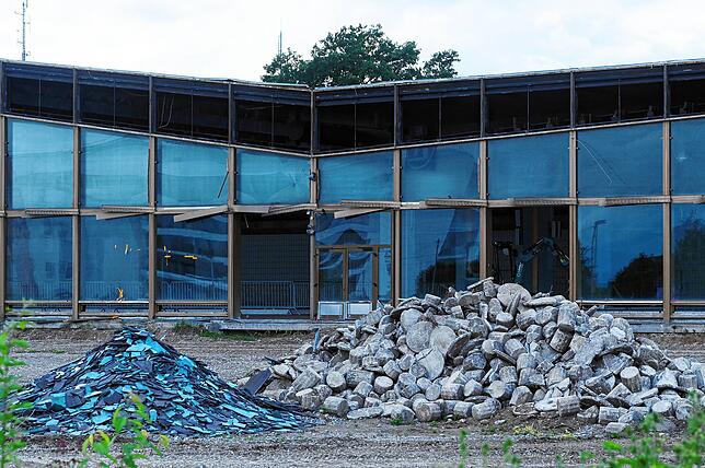 Bild 5: Das alte Häfler Hallenbad verschwindet Stück für Stück