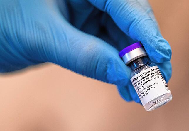 Ein Corona-Impfstoff-Fläschchen des Herstellers Biontech/Pfizer.