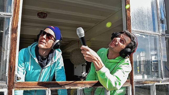 Oliver &bdquo;Olsen&ldquo; Wolf (rechts) und Andreas Oliver Hirsch fangen für das Vogelklang-Soundcamp Vogelstimmen ein. Ein Spaß fürs ...