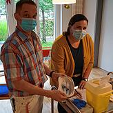 Heimleiter Dominik Eisermann (links) und Pflegefachkraft Jennifer Speck ziehen für die Drittimpfung mit dem Biontech-Impfstoff durch das ...