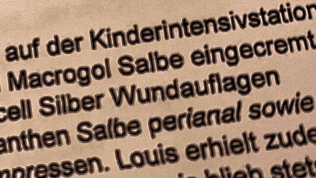 Unter einer Analgosedierung &ndash; einer leichten Dämmernarkose &ndash; wurden Louis&lsquo; verbrannte Hautfetzen im Klinikum entfernt, ...