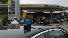(Archivbild) Anfang Juli schossen bei der Tankstelle in der Reichenaustraße zwei Männer auf eine Gruppe. Am Samstagmorgen, 19. Oktober, ...