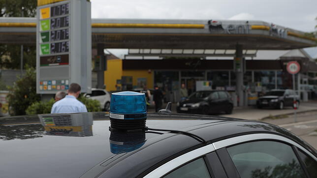 (Archivbild) Anfang Juli schossen bei der Tankstelle in der Reichenaustraße zwei Männer auf eine Gruppe. Am Samstagmorgen, 19. Oktober, ...