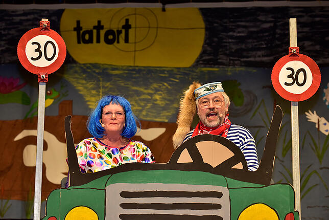 Mit dem Auto auf 30er-Langsam-Stadtsafari – Heidi Mayer-Löhr und Kurt Löhr.