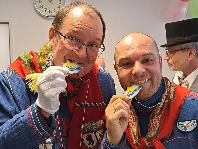 80 Jahre SÜDKURIER, ein Vollblutnarr und ein Amateur: Zunftmeister Stephan Glunk (links) und SÜDKURIER-Redakteur Matthias Güntert mit ...