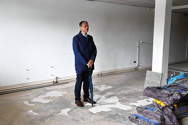 Bürgermeister Georg Schellinger steht in den ehemaligen Räumen des Trachtenvereins. Das Hochwasser hat hier alles zerstört, noch immer ...