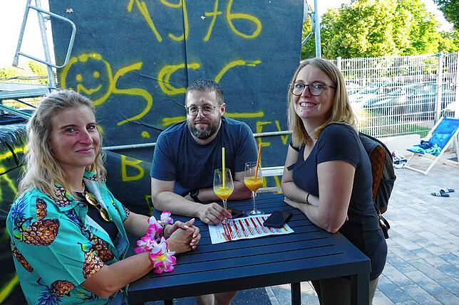 Bild 2: Generationenübergreifende Premiere der Beach-Party beim Vereinsheim des SSC Donaueschingen ein Hit