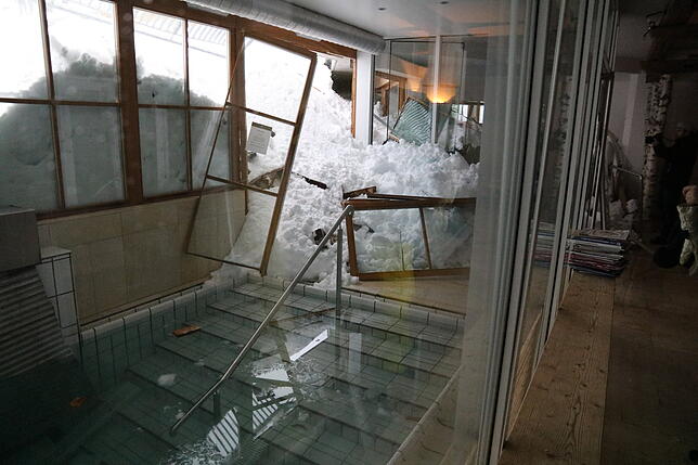 Bis in den Wellnessbereich des Hotel Hubertus in Balderschwang drang die Lawine.