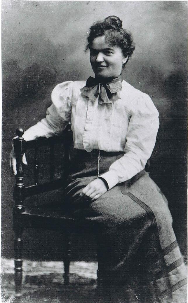 Mia Hesse, geb. Bernouilli, etwa 1903, entstanden im eigenen Atelier, Basel.