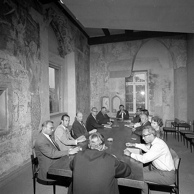 Redaktionskonferenz im Besprechungsraum Kapelle am Fischmarkt in der zweiten Hälfte der 60er-Jahre. Der massive Tisch machte den Umzug ...