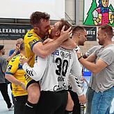 Siebenmeter-Ass Lukas Köder (links) ist nach dem Aufstieg außer Rand und Band vor Freude und greift sich Tom Göres.