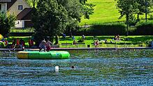 Badebetrieb am Klosterweiher. Das Bild entstand im Juli 2024.