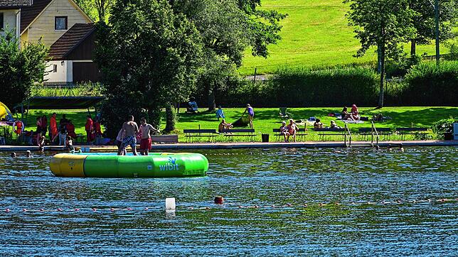 Badebetrieb am Klosterweiher. Das Bild entstand im Juli 2024.