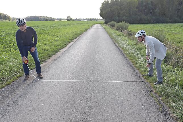 Bernhard Glatthaar (links) und Ekkehard Reich vermessen die Gemeindeverbindundsstraße: 3,20 Meter. Eigentlich zu wenig, um einen Radler ...