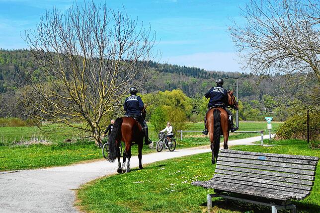 Ihnen kamen bereits nach den ersten Schritten Radfahrer entgegen, die von den Polizisten auf den Pferden fasziniert waren.