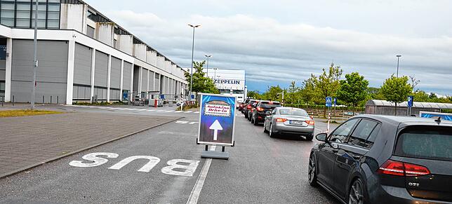 Stau wie zu Messezeiten: Die Premiere des Autokinos in der Messehalle A1 war am Donnerstagabend innerhalb von einer Stunde ausverkauft.