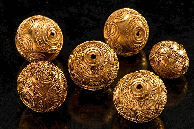 Auch heute noch sind Originalfunden aus dem Grab einer Prinzessin erhalten. Darunter findet sich auch Goldschmuck. Bild: dpa