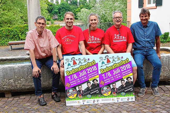 Jürgen Helfer (2.v.r.) in seinem Element: Er ist seit Jahren Organisator des Badmattenfestes