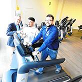 Durch Sport werden Kalorien verbrannt: David Masoudi erklärt Redakteur Markus Baier (rechts) das Laufband. Bei den Berlinern greift ...