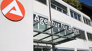 Die Arbeitsagentur in Waldshut (Symbolbild) Die Zahl der Arbeitslosen am Hochrhein ist im Mai leicht gefallen.