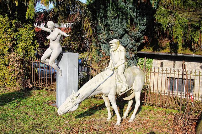 Zwei seiner Werke in Peter Lenks Skulpturengarten in Bodman.