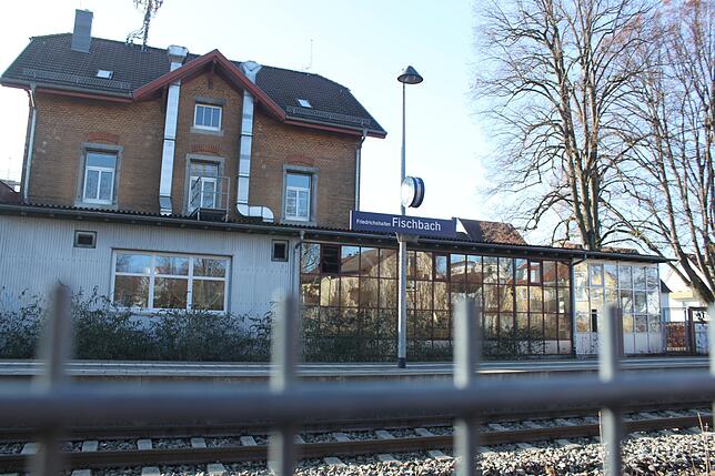 Blick von der Hohentwielstraße über einen Zaun hinweg auf den Bahnhof Fischbach. Seit Jahren wünschen sich Anwohner eine Querung über ...