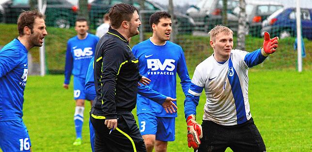Entsetzen: Vergeblich forderten die Spieler des FC Erzingen von Schiedsrichter Markus Bienek beim 0:1 in Buch einen Strafstoß.