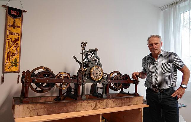 Die Besonderheit: Ortsvorsteher Frank Kaiser hat die antike mechanische Steuerung der Kirchturmuhr im Gemeindehaus aufgebaut, die bis ...