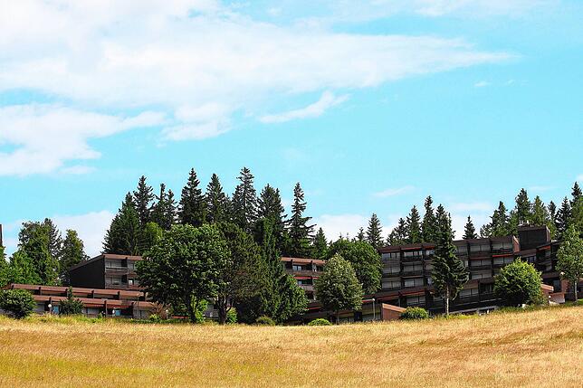 Vom Terrassenpark aus hat man einen herrlichen Blick auf die Gemeinde Schonach und in die Ferne.