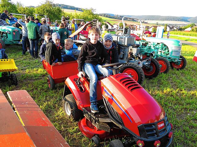 Das war der kleinste Traktor: Der Gutmadinger Nachsuchs kam mit dem Rasentraktor samt Anhänger zum Konzert ins Krähenloch.